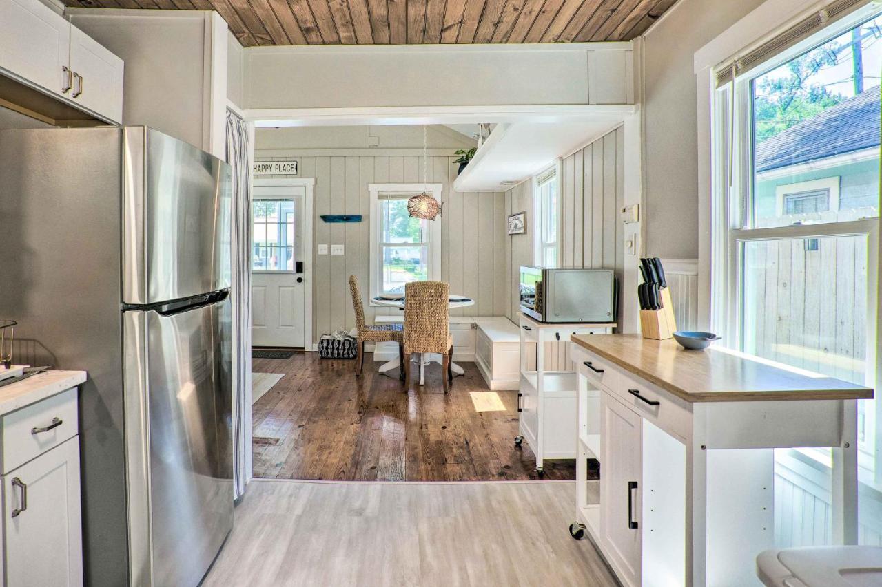 Chic Cottage With Private Yard Steps To Beach! โคโลเนียลบีช ภายนอก รูปภาพ