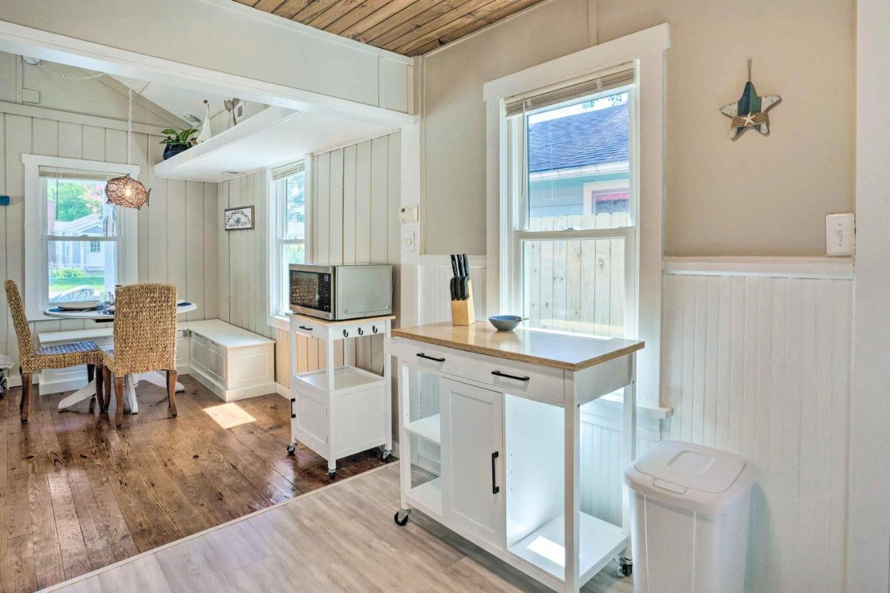 Chic Cottage With Private Yard Steps To Beach! โคโลเนียลบีช ภายนอก รูปภาพ