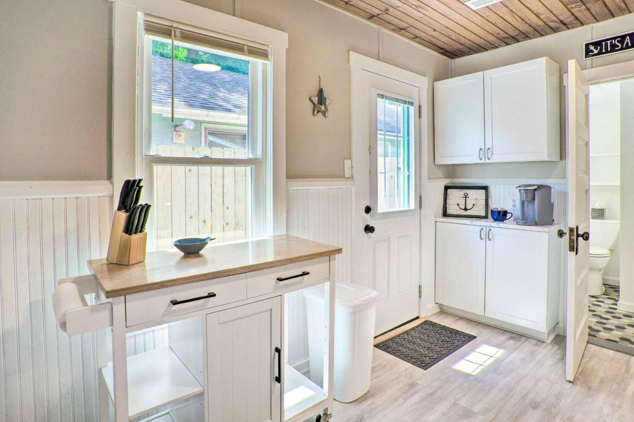 Chic Cottage With Private Yard Steps To Beach! โคโลเนียลบีช ภายนอก รูปภาพ