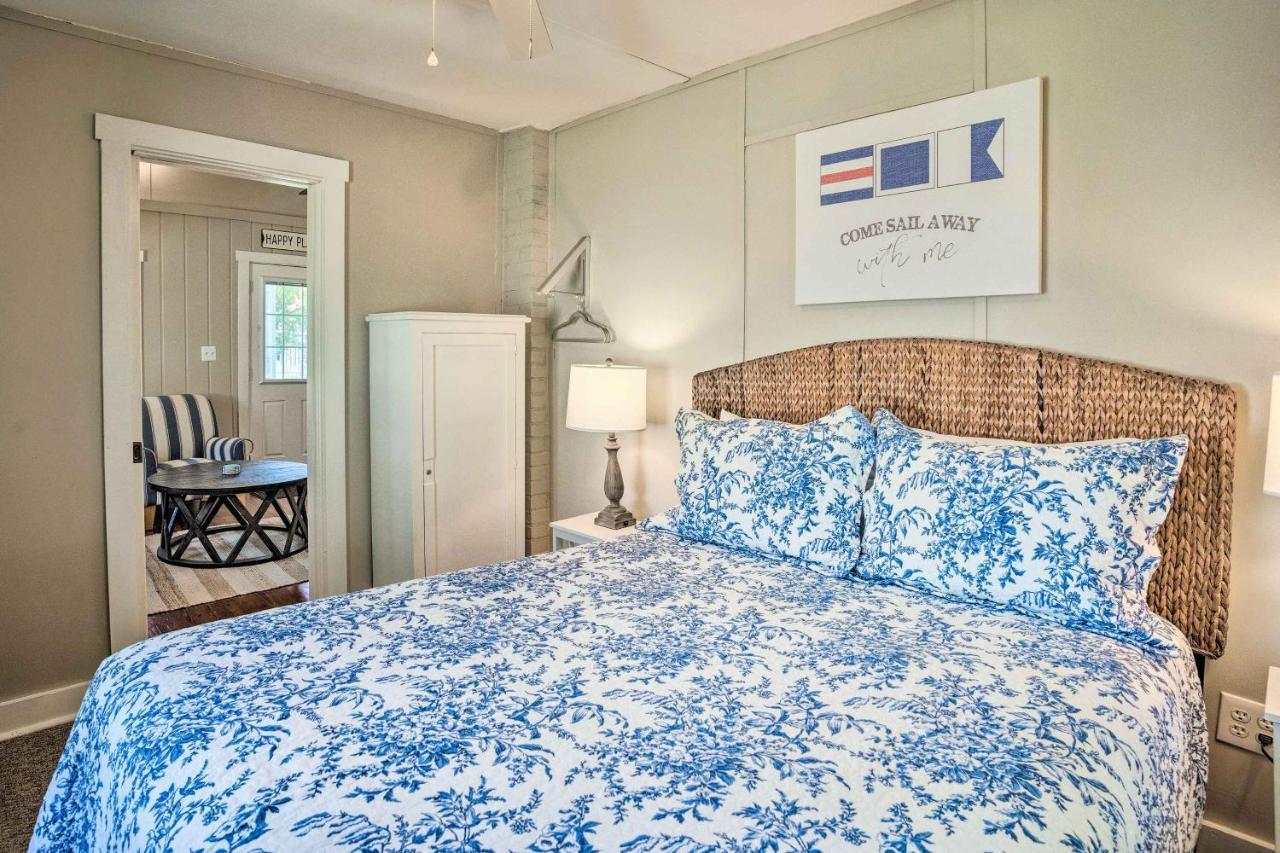 Chic Cottage With Private Yard Steps To Beach! โคโลเนียลบีช ภายนอก รูปภาพ