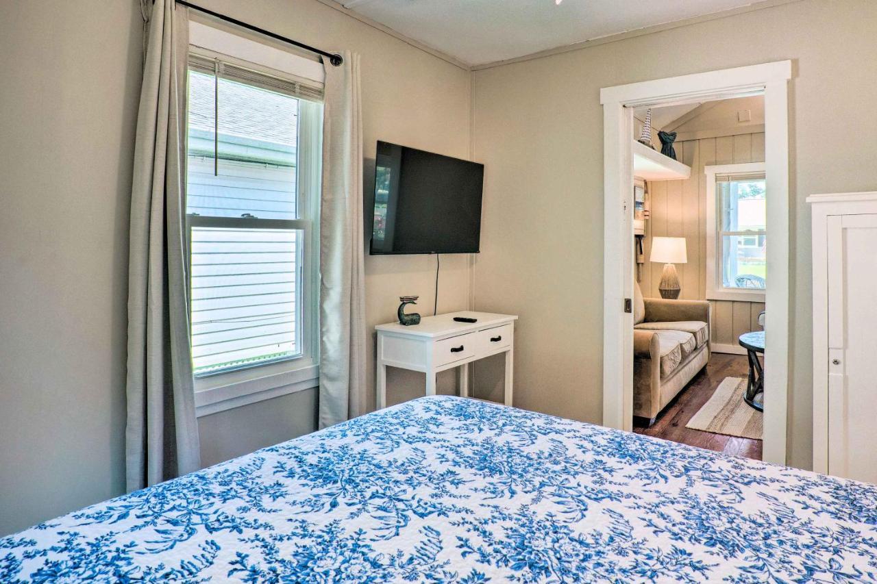 Chic Cottage With Private Yard Steps To Beach! โคโลเนียลบีช ภายนอก รูปภาพ